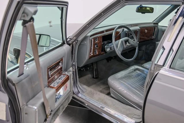 1991 Cadillac Brougham - Image 27 of 31