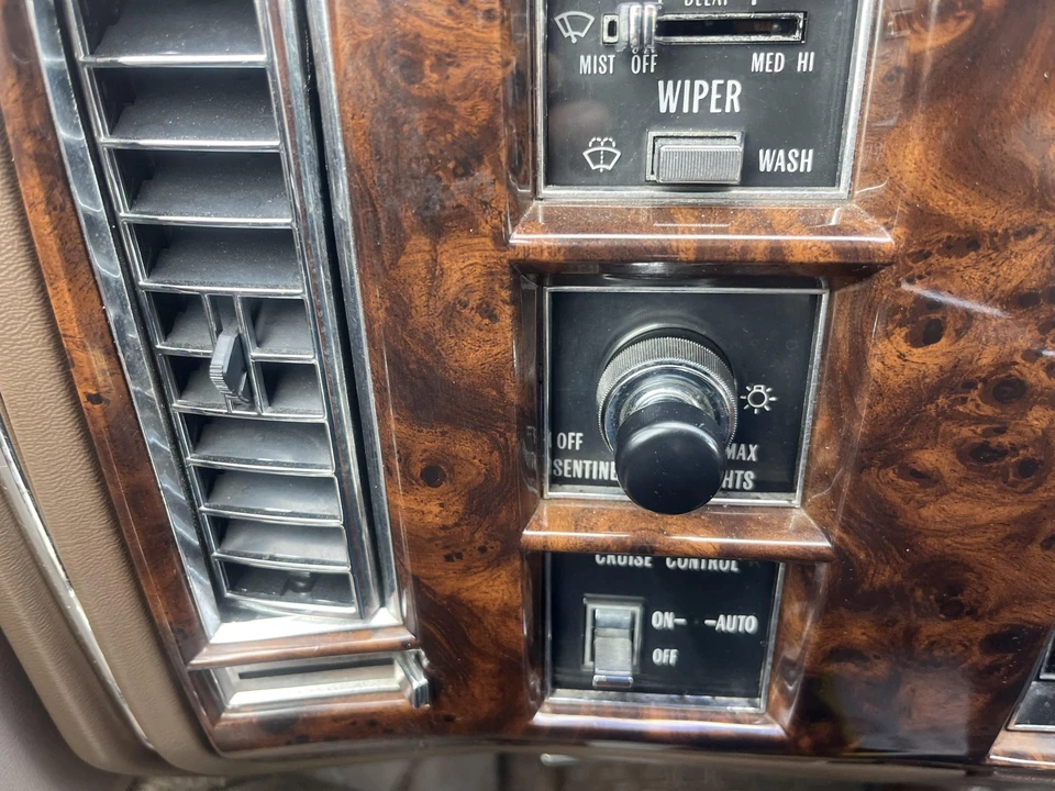 1991 Cadillac Brougham - Image 25 of 31