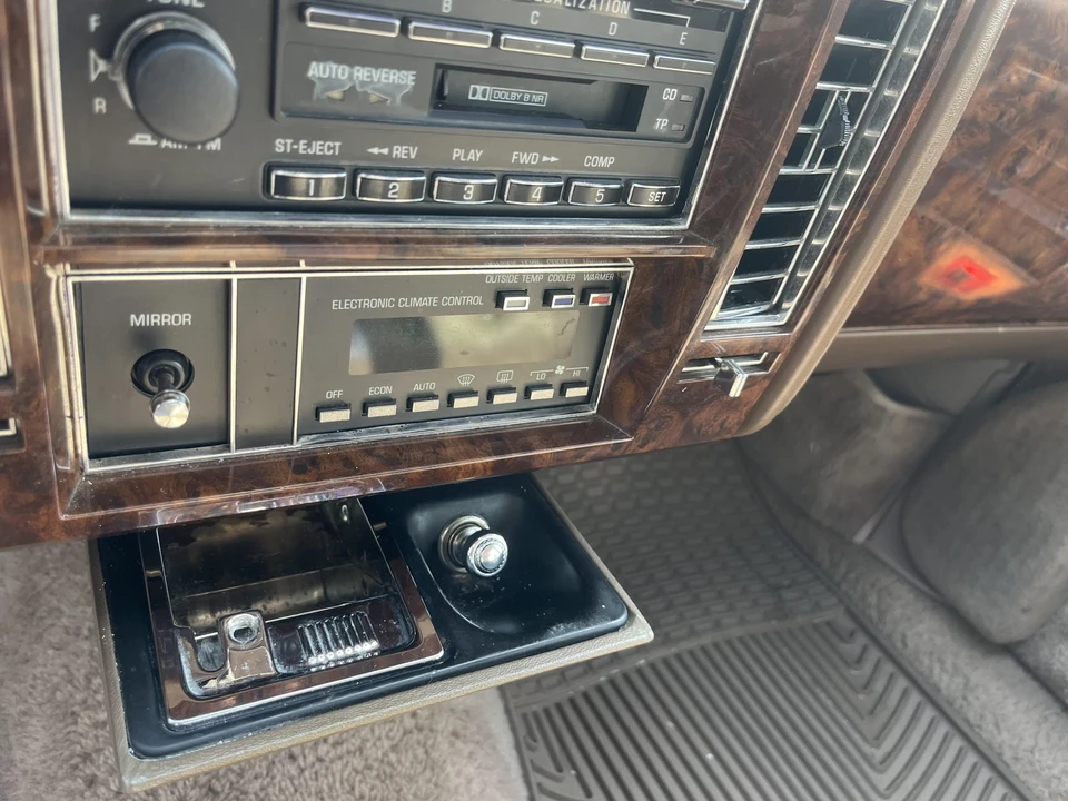 1991 Cadillac Brougham - Image 27 of 31