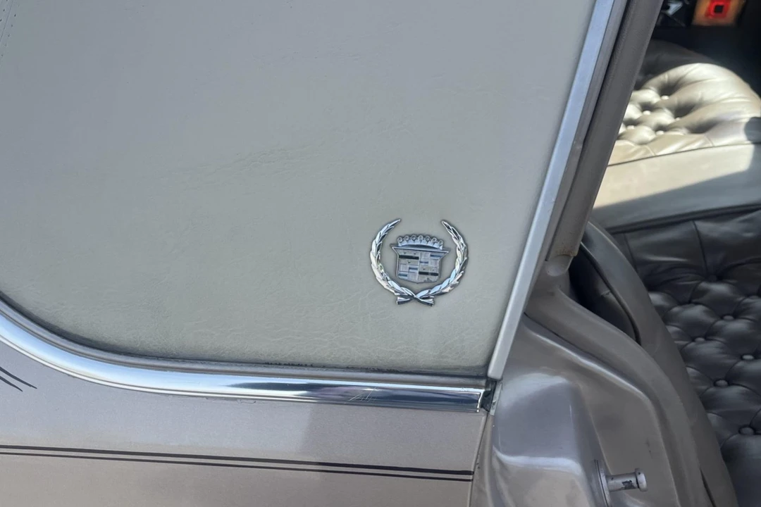 1991 Cadillac Brougham - Image 19 of 31