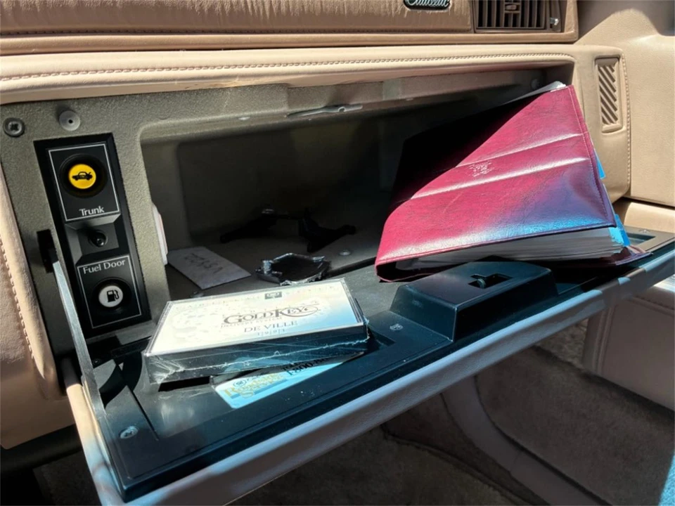 1991 Cadillac DeVille 6th Gen - Image 16 of 21