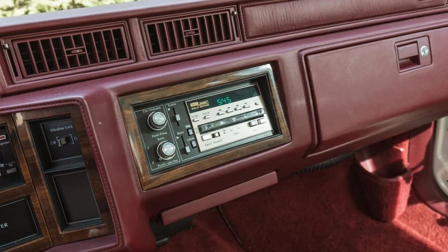 1991 Cadillac DeVille 6th Gen - Image 17 of 27