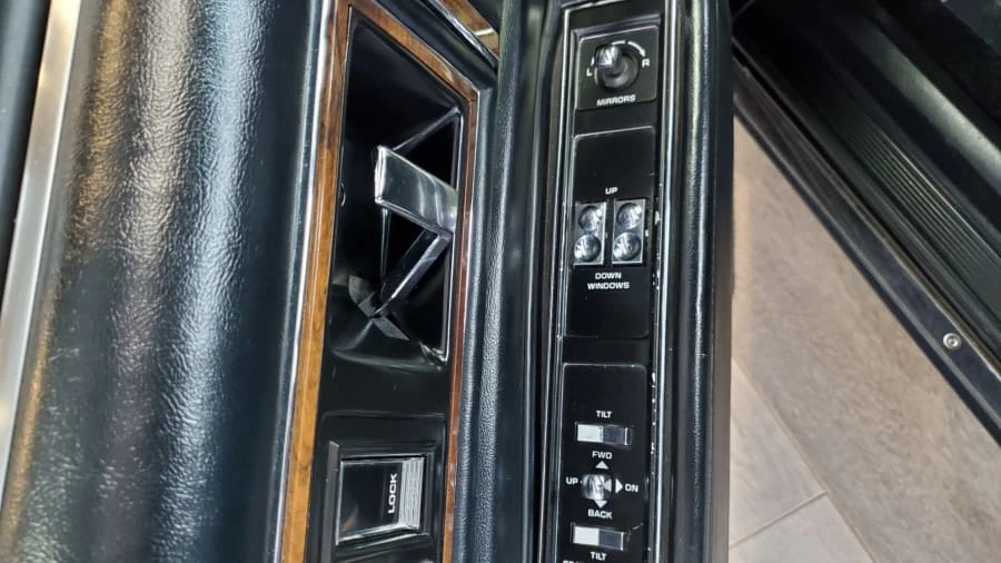 1991 Cadillac DeVille 6th Gen - Image 14 of 24