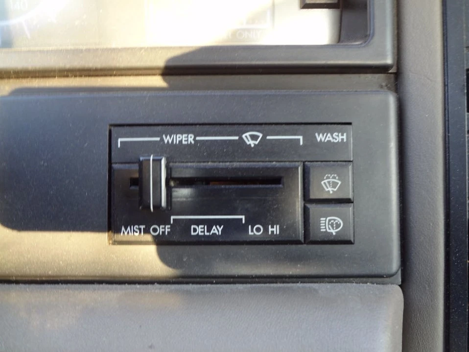 1991 Cadillac Allante - Image 13 of 16
