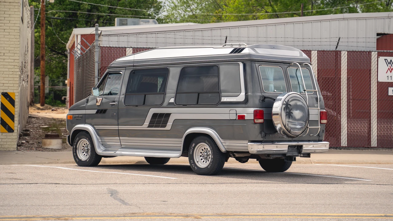 1991 Chevrolet G-Series Van - Image 10 of 31