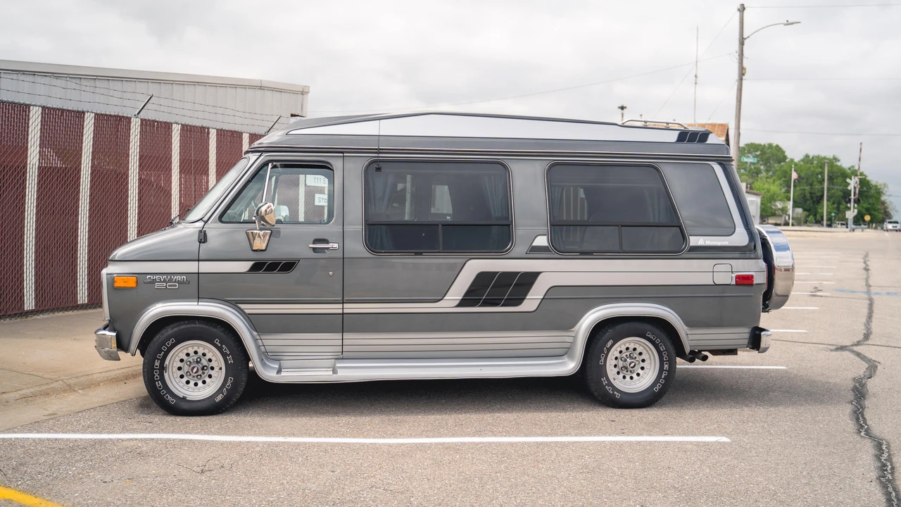 1991 Chevrolet G-Series Van - Image 8 of 31