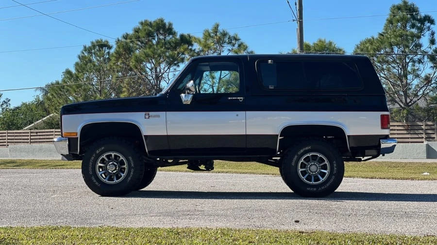 1991 Chevrolet K5 Blazer 2nd Gen - Image 2 of 23
