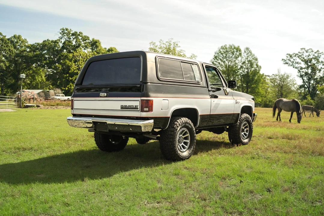 1991 Chevrolet K5 Blazer 2nd Gen - Image 10 of 31