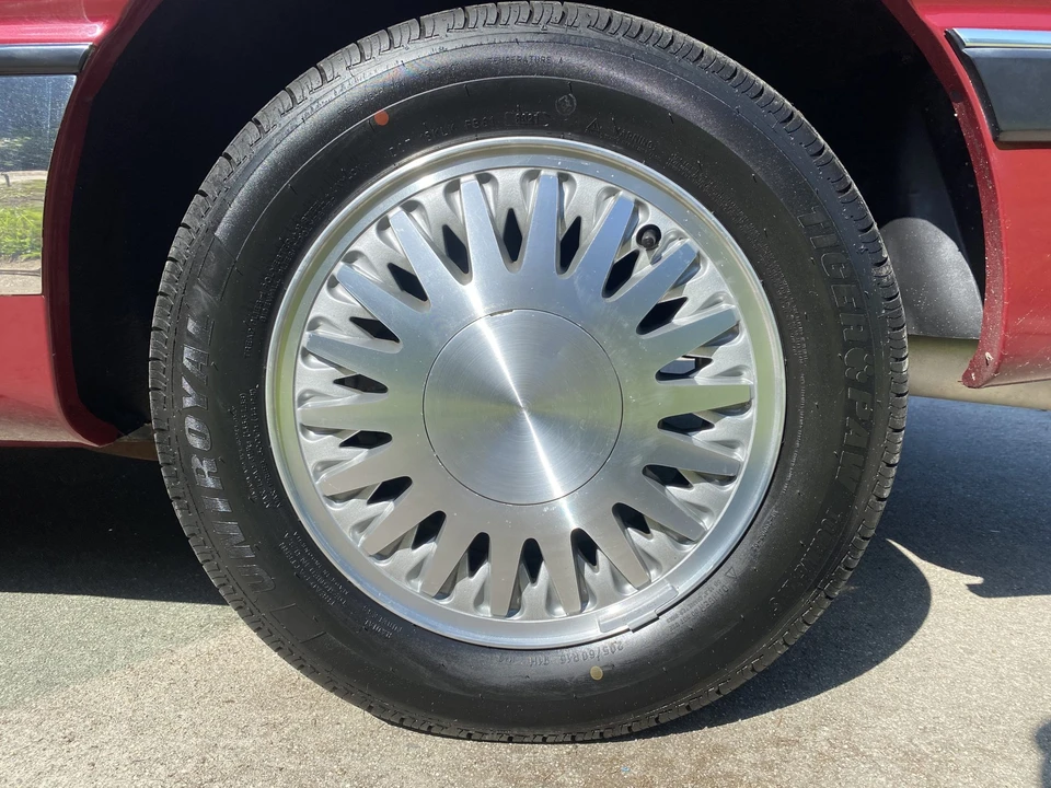1991 Chrysler LeBaron - Image 27 of 31