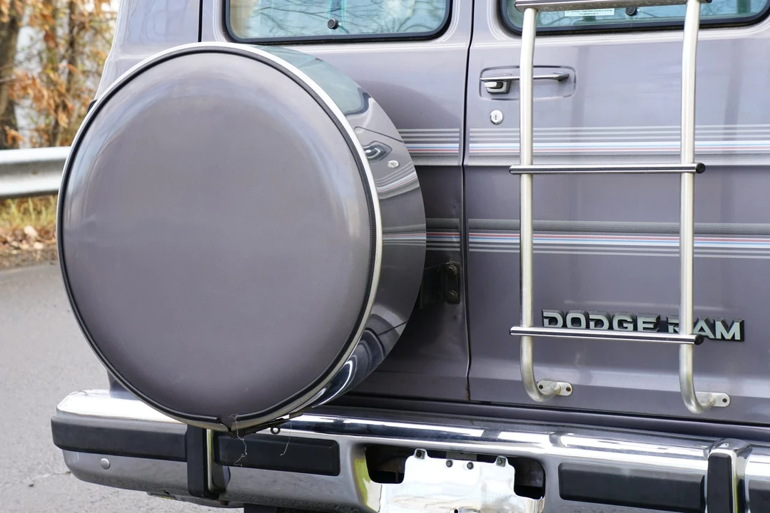 1991 Dodge Ram Van - Image 15 of 31