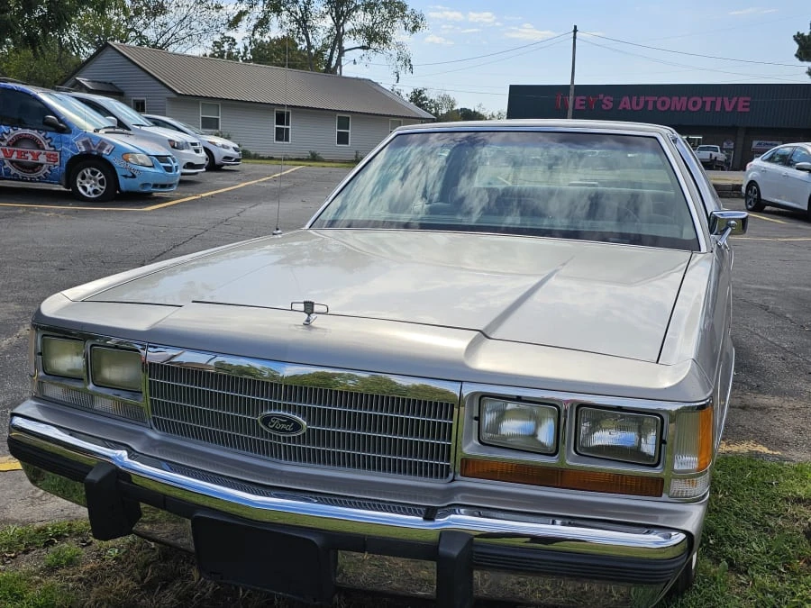 1991 Ford Crown Victoria - Image 4 of 13