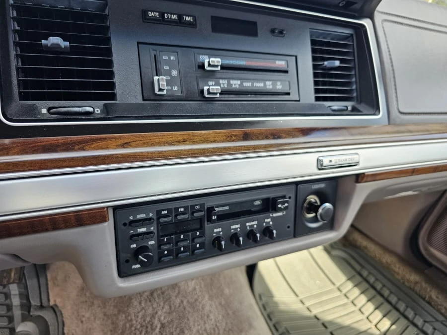 1991 Ford Crown Victoria - Image 6 of 13