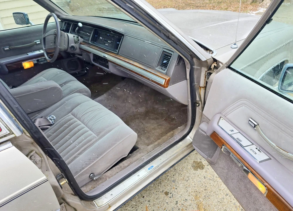 1991 Ford Crown Victoria - Image 9 of 15