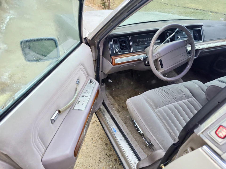 1991 Ford Crown Victoria - Image 11 of 15