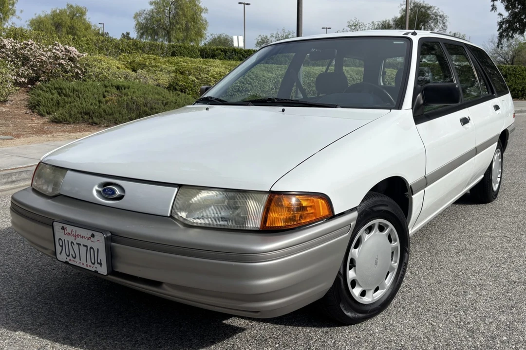 1991 Ford Escort (North America) - Image 1 of 31