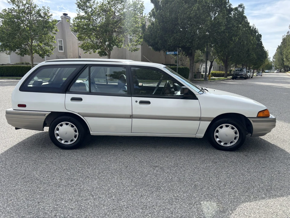 1991 Ford Escort (North America) - Image 9 of 31