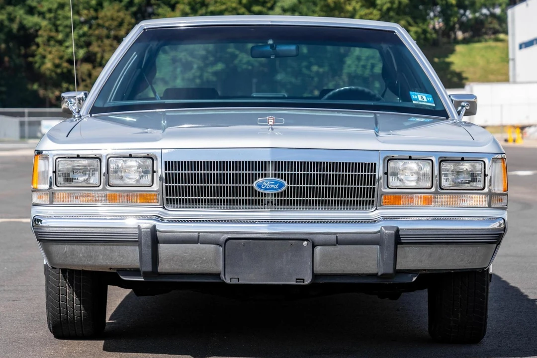 1991 Ford Crown Victoria - Image 2 of 31