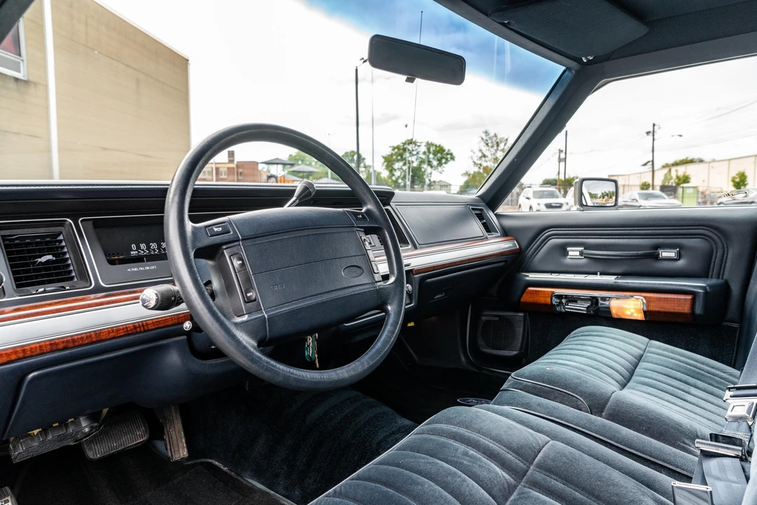 1991 Ford Crown Victoria - Image 26 of 31