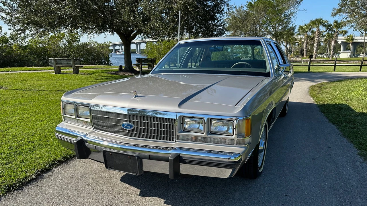 1991 Ford Crown Victoria - Image 10 of 24
