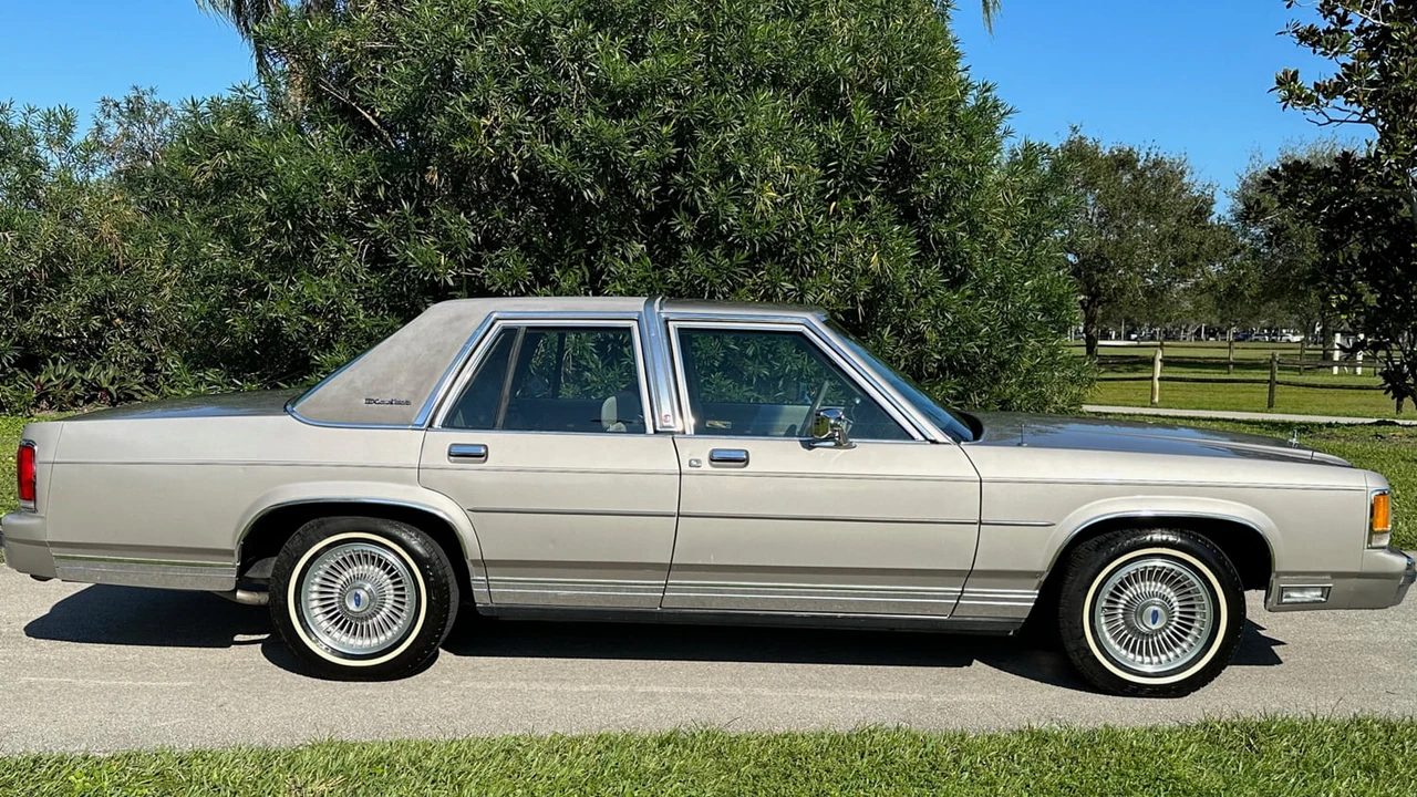 1991 Ford Crown Victoria - Image 2 of 24