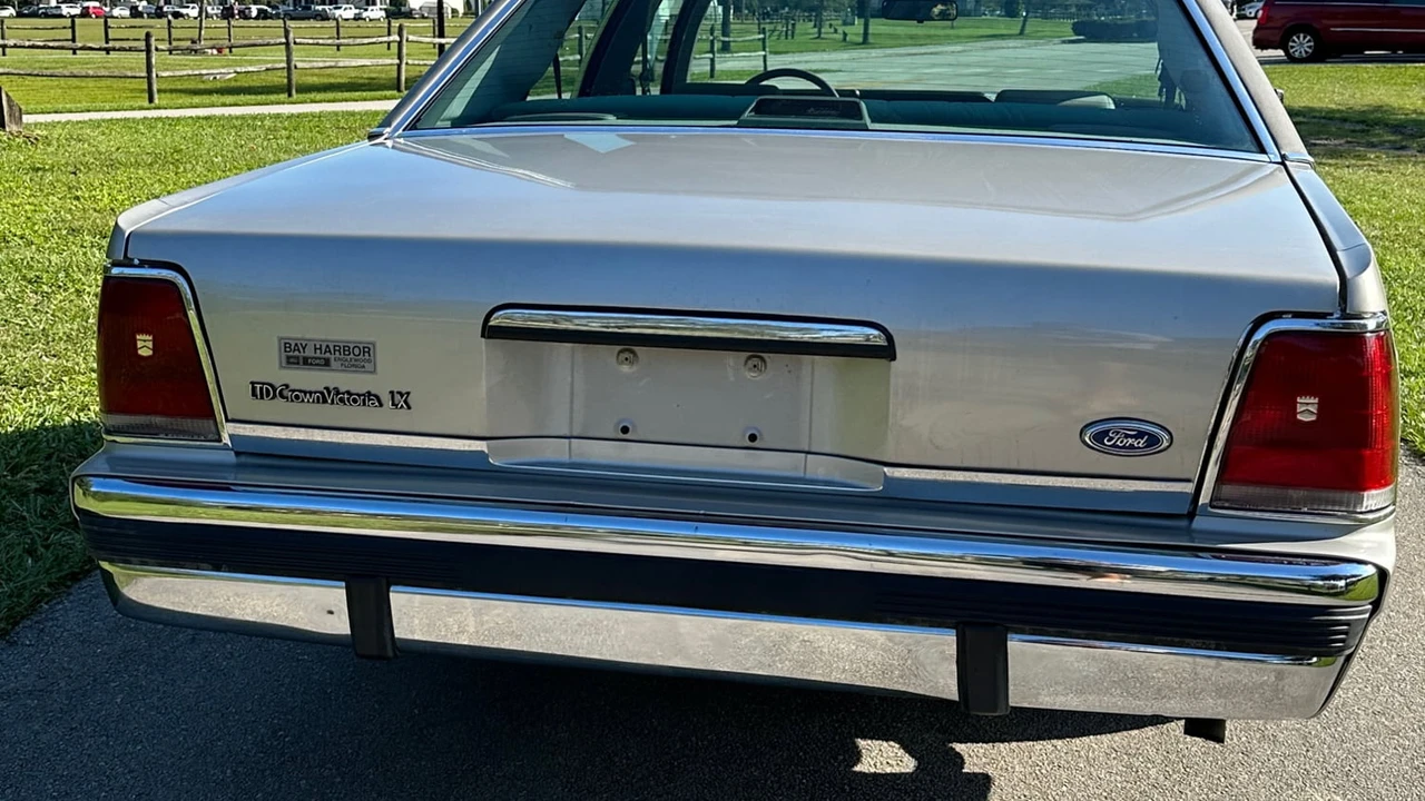 1991 Ford Crown Victoria - Image 11 of 24