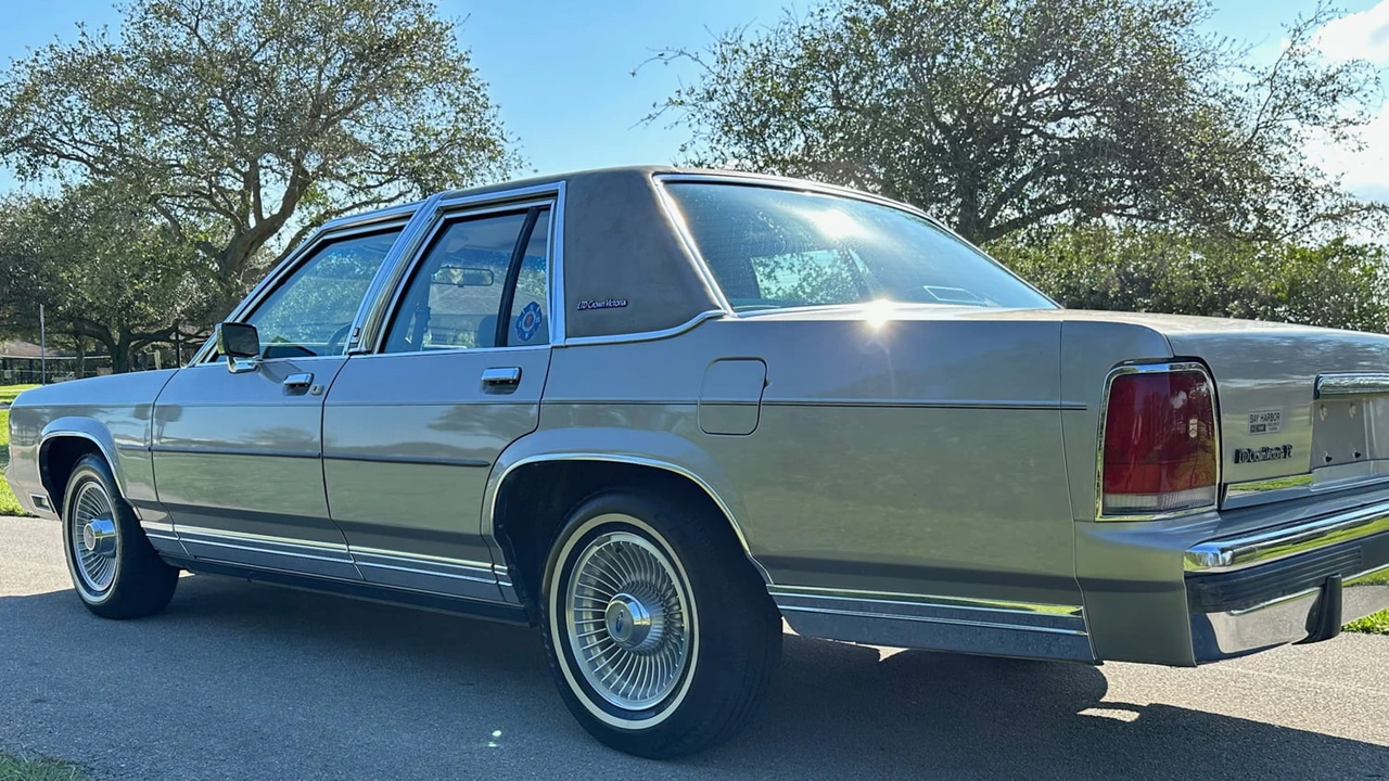 1991 Ford Crown Victoria - Image 13 of 24