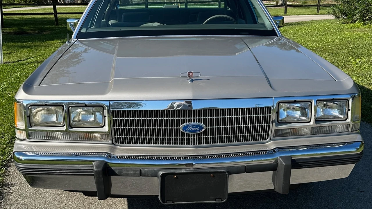 1991 Ford Crown Victoria - Image 15 of 24