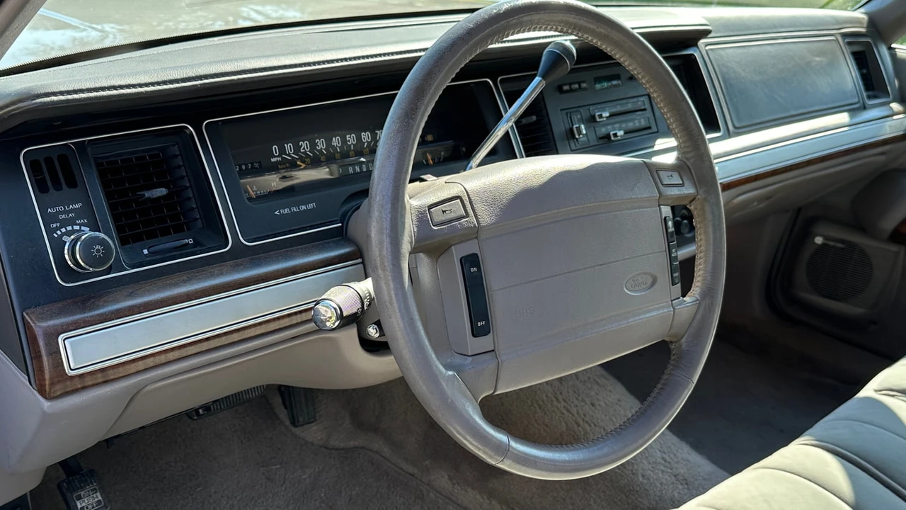 1991 Ford Crown Victoria - Image 17 of 24