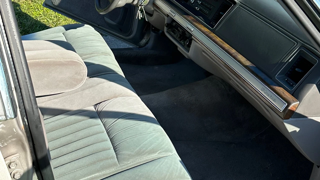 1991 Ford Crown Victoria - Image 5 of 24