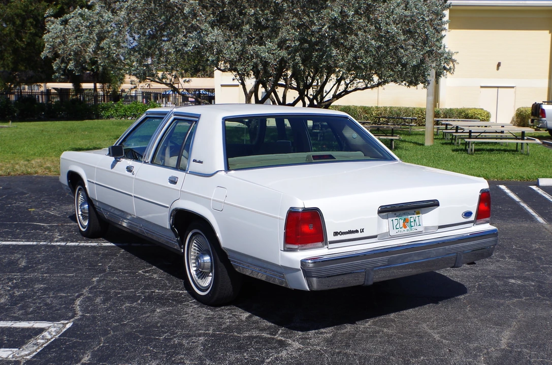 1991 Ford Crown Victoria - Image 9 of 31