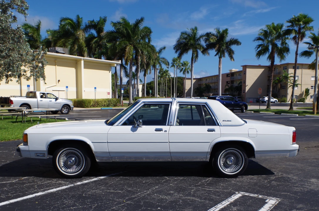 1991 Ford Crown Victoria - Image 8 of 31
