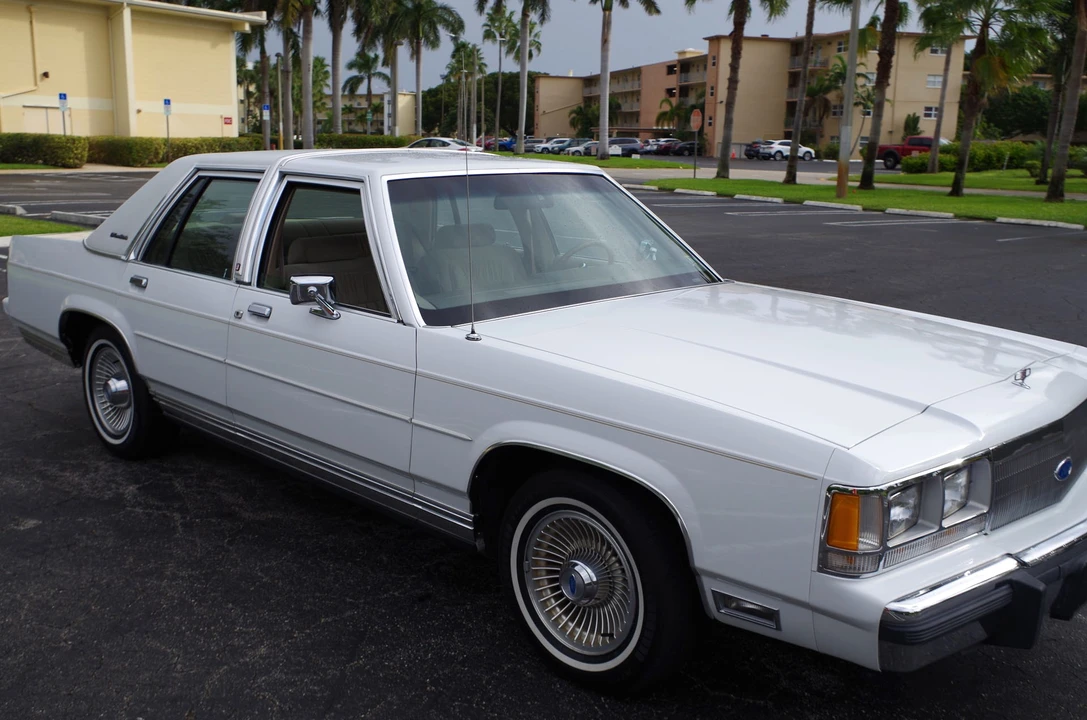 1991 Ford Crown Victoria - Image 17 of 31