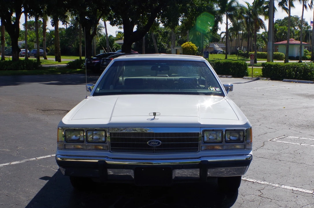 1991 Ford Crown Victoria - Image 13 of 31