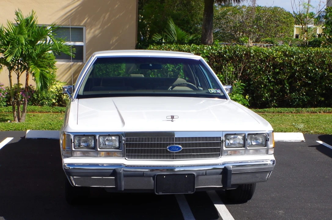 1991 Ford Crown Victoria - Image 4 of 31