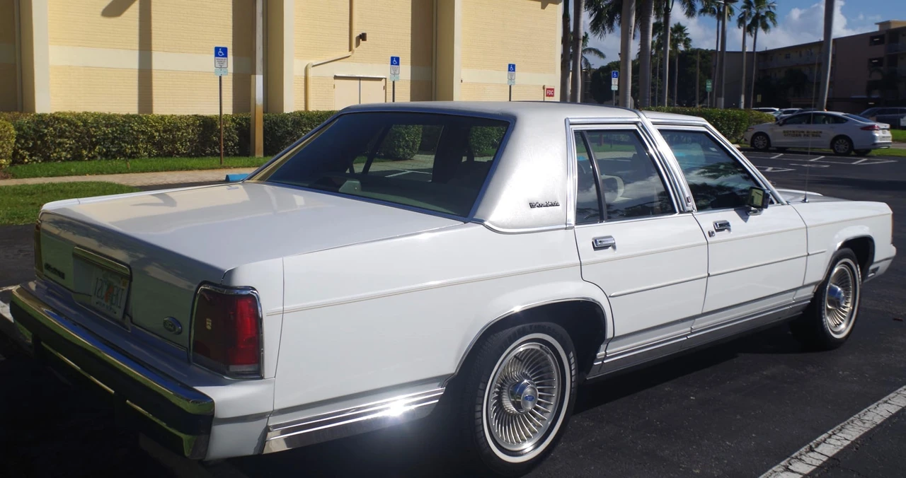 1991 Ford Crown Victoria - Image 16 of 31