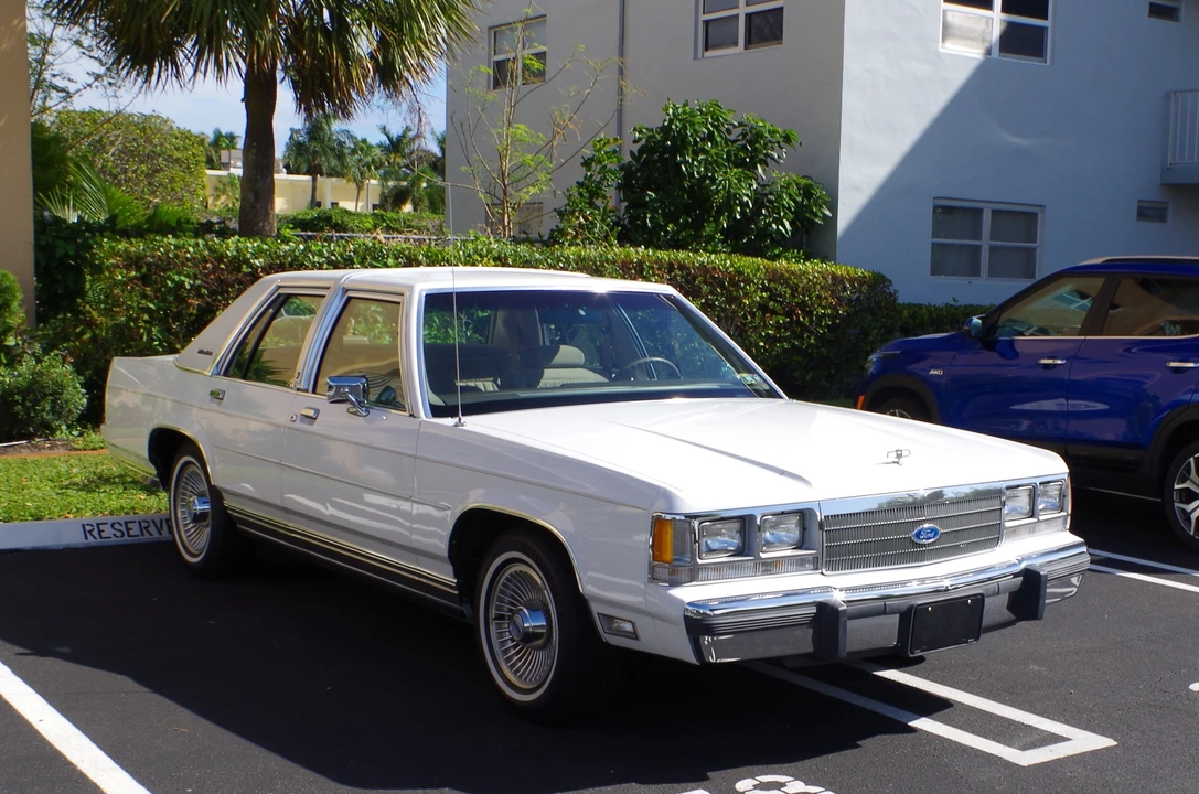 1991 Ford Crown Victoria - Image 2 of 31