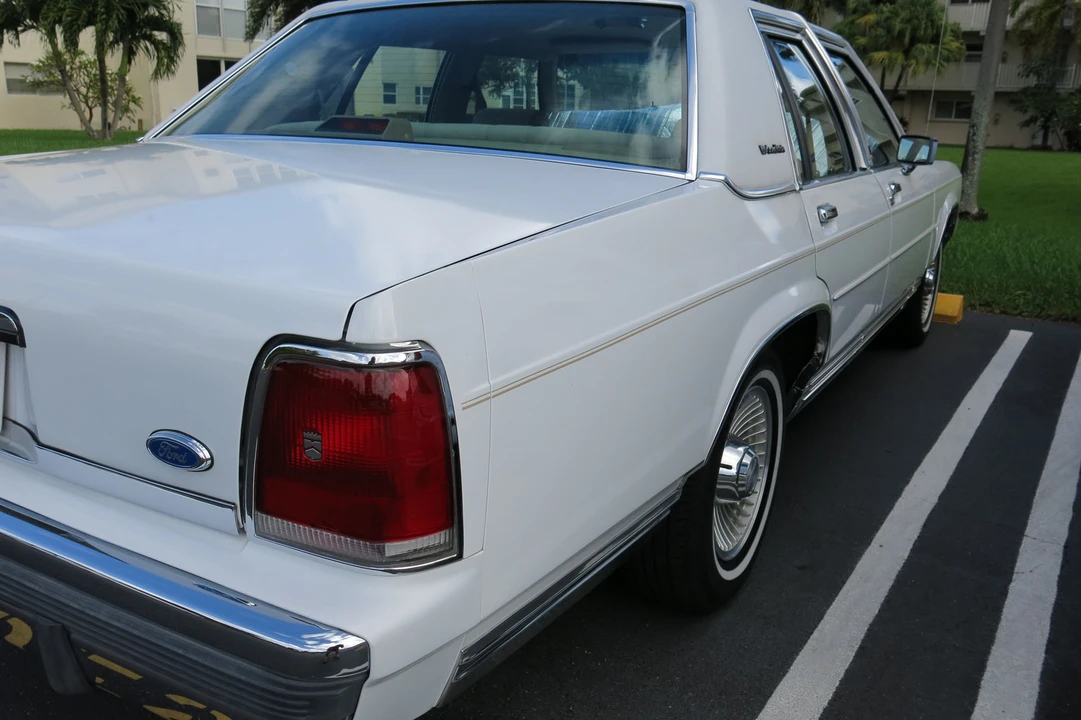 1991 Ford Crown Victoria - Image 26 of 31