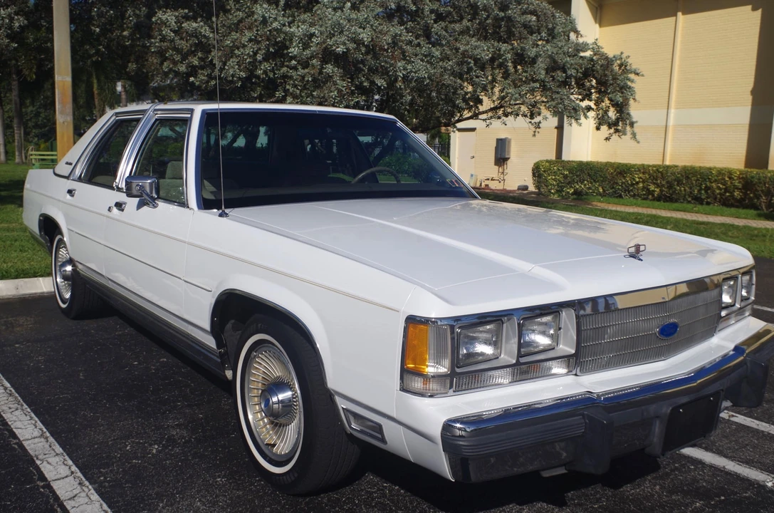 1991 Ford Crown Victoria - Image 3 of 31
