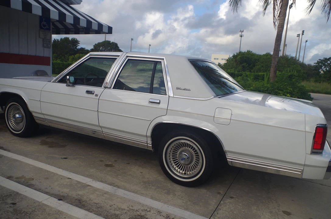 1991 Ford Crown Victoria - Image 15 of 31