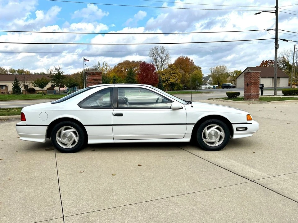 1991 Ford Thunderbird 10th Gen - Image 5 of 12