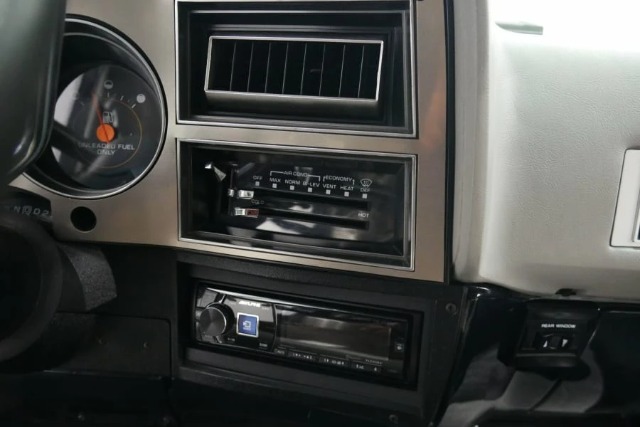 1991 GMC Jimmy 2nd Gen - Image 17 of 18
