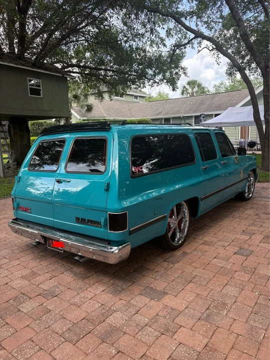 1991 GMC Suburban 7th Gen - Image 4 of 20