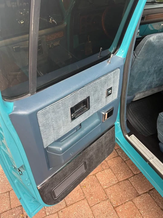 1991 GMC Suburban 7th Gen - Image 14 of 20