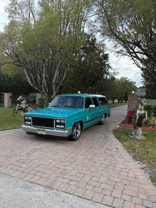 1991 GMC Suburban 7th Gen - Image 2 of 20