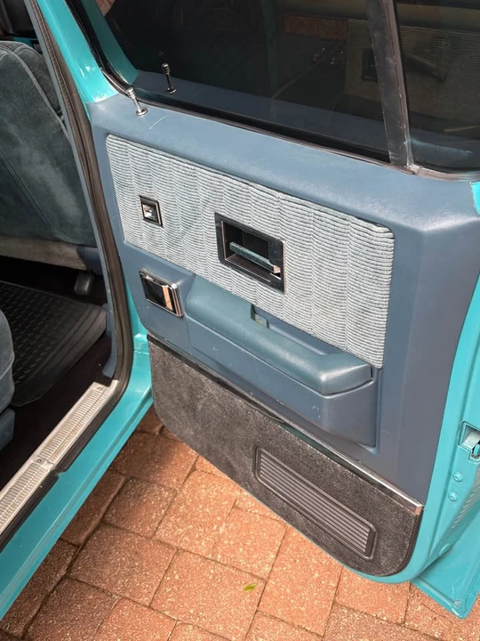 1991 GMC Suburban 7th Gen - Image 13 of 20