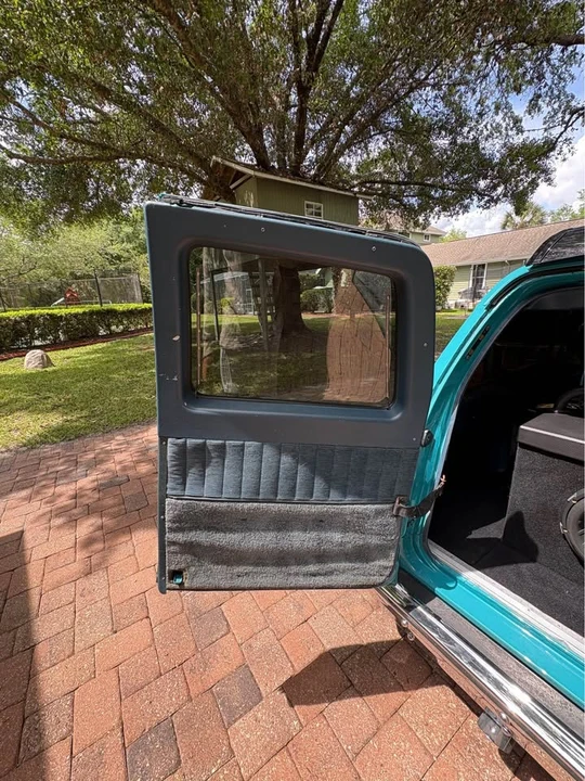 1991 GMC Suburban 7th Gen - Image 18 of 20