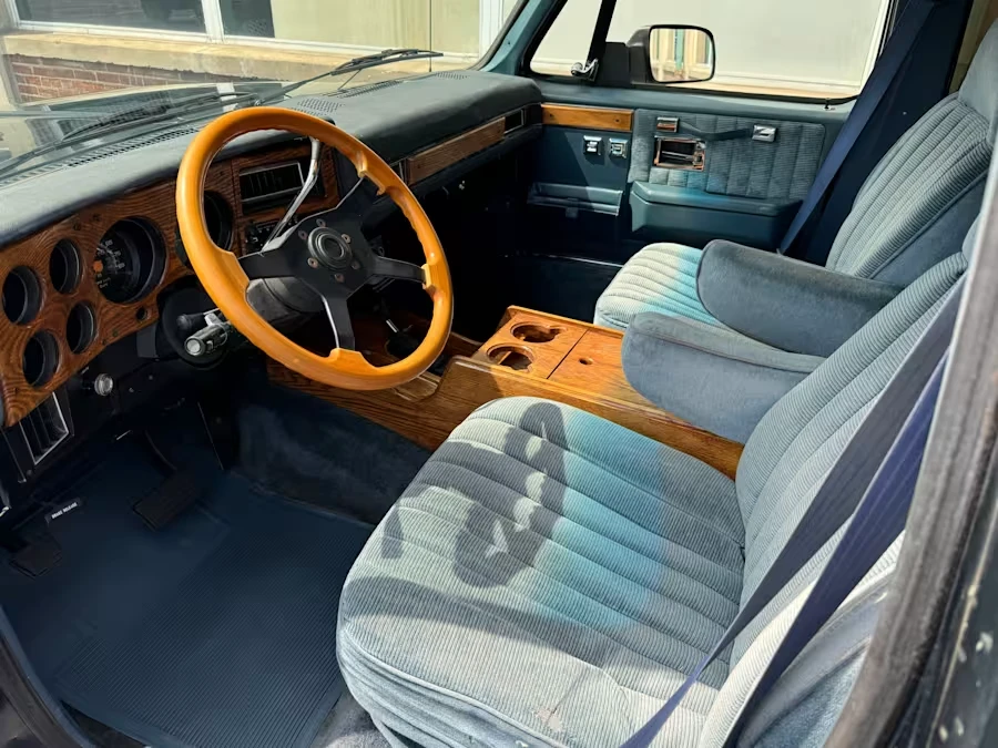 1991 GMC Suburban 7th Gen - Image 6 of 13