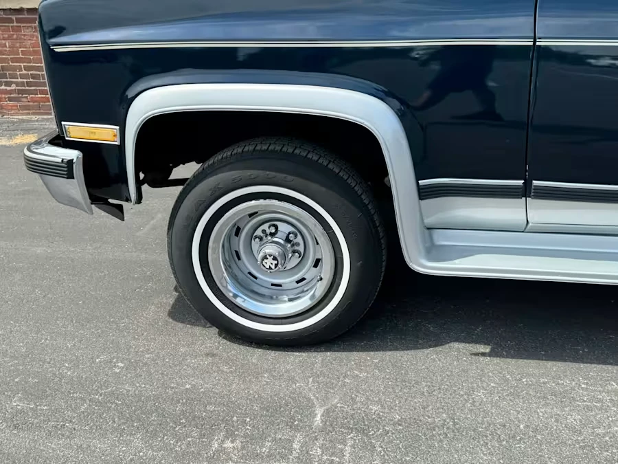 1991 GMC Suburban 7th Gen - Image 5 of 13