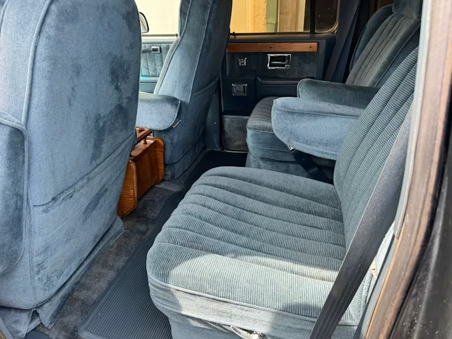1991 GMC Suburban 7th Gen - Image 9 of 13