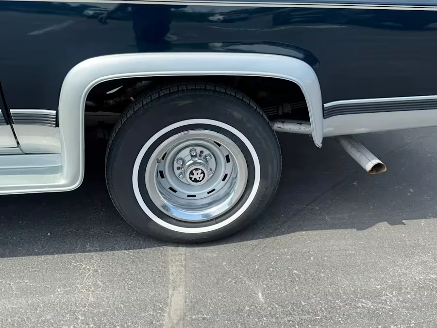 1991 GMC Suburban 7th Gen - Image 4 of 13